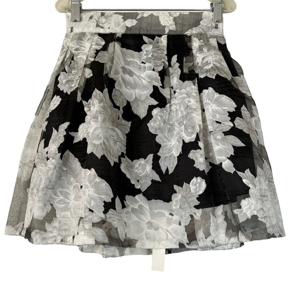 Dresses & Skirts - Floral Black And White Skater Size Small Skirt BNWT